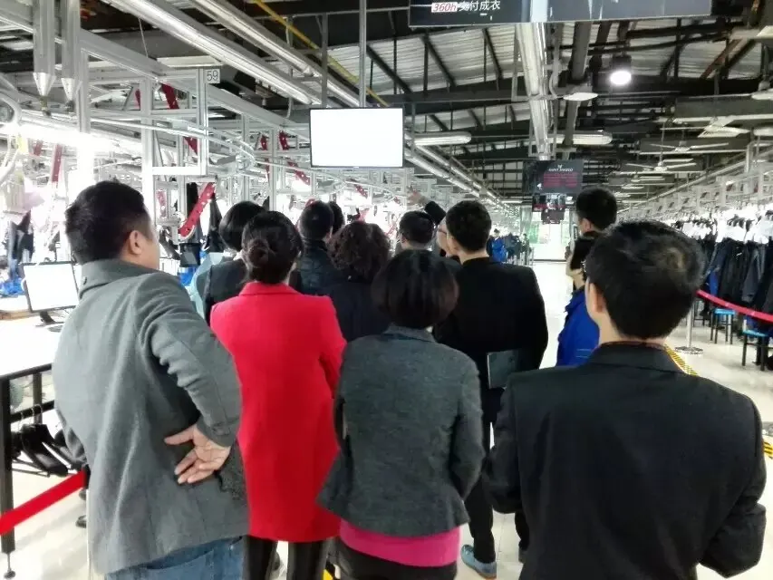 带队参观智能工厂吊挂产线